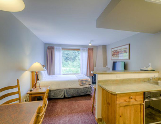 Nancy Greene's Cahilty Lodge - Studio Full Kitchen - Sun Peaks