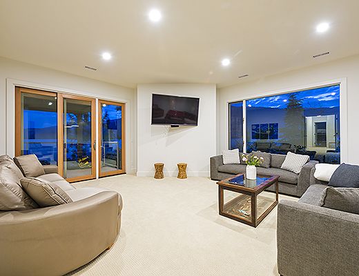 Majestic Waterfront - 5 Bdrm - Kelowna