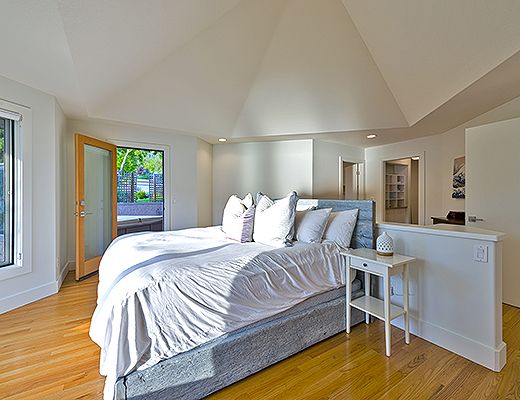 Majestic Waterfront - 5 Bdrm - Kelowna