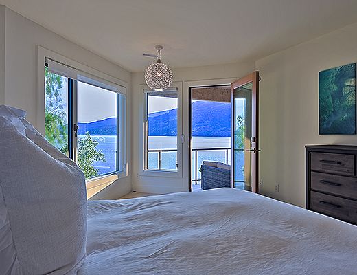 Majestic Waterfront - 5 Bdrm - Kelowna