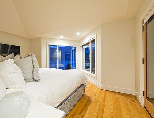 Majestic Waterfront - 5 Bdrm - Kelowna