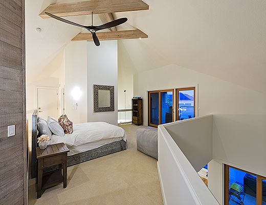 Majestic Waterfront - 5 Bdrm - Kelowna