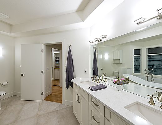 Majestic Waterfront - 5 Bdrm - Kelowna