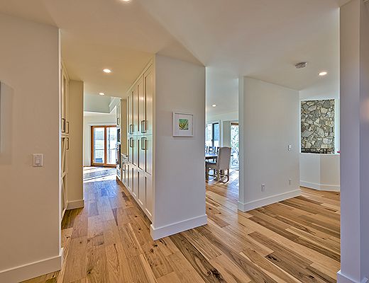 Majestic Waterfront - 5 Bdrm - Kelowna
