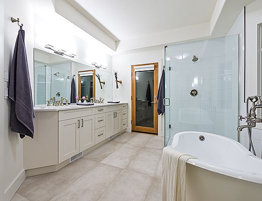 Majestic Waterfront - 5 Bdrm - Kelowna