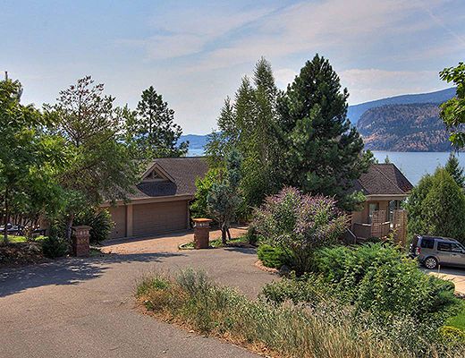 Majestic Waterfront - 5 Bdrm - Kelowna