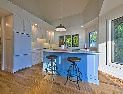 Majestic Waterfront - 5 Bdrm - Kelowna