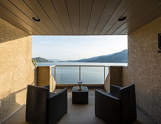 Majestic Waterfront - 5 Bdrm - Kelowna