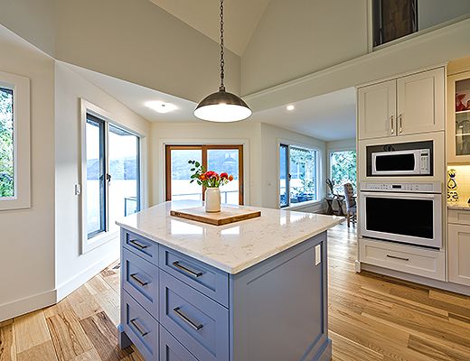 Majestic Waterfront - 5 Bdrm - Kelowna