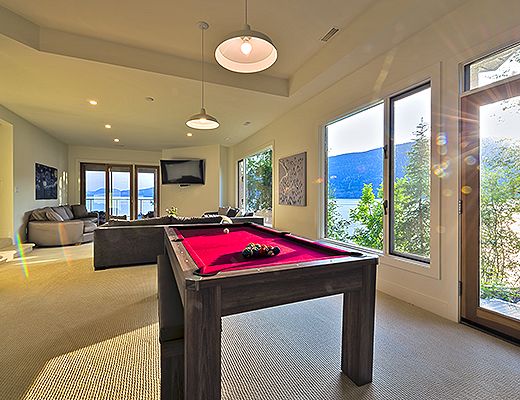 Majestic Waterfront - 5 Bdrm - Kelowna