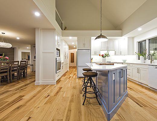 Majestic Waterfront - 5 Bdrm - Kelowna