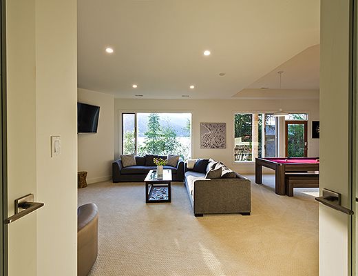 Majestic Waterfront - 5 Bdrm - Kelowna