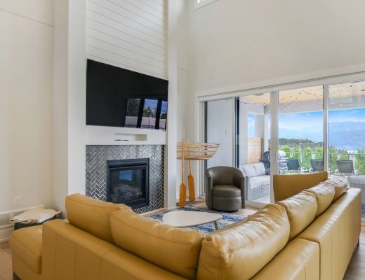 The Lakehouse - 4 Bdrm w/ Heated Pool HT - West Kelowna