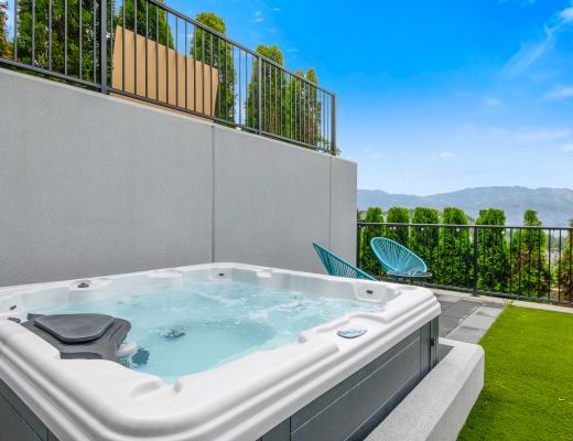 The Lakehouse - 4 Bdrm w/ Heated Pool HT - West Kelowna
