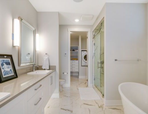 The Lakehouse - 4 Bdrm w/ Heated Pool HT - West Kelowna