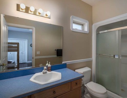 Lakeside Retreat - 5 Bdrm Lakefront with lift - West Kelowna