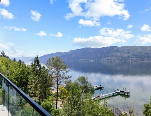 Luxury Retreat - 4 Bdrm Lakefront with Lift - Lake Country