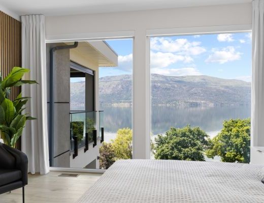 Luxury Retreat - 4 Bdrm Lakefront with Lift - Lake Country