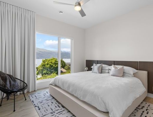 Luxury Retreat - 4 Bdrm Lakefront with Lift - Lake Country