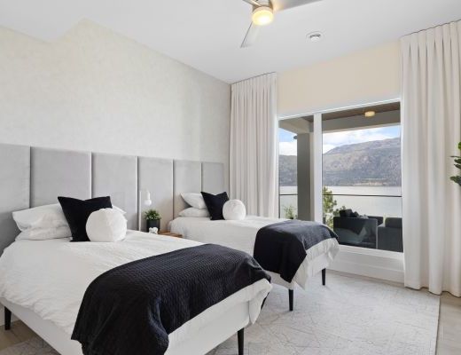 Luxury Retreat - 4 Bdrm Lakefront with Lift - Lake Country