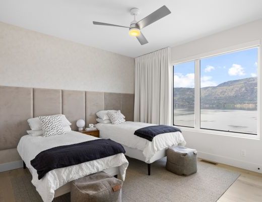 Luxury Retreat - 4 Bdrm Lakefront with Lift - Lake Country