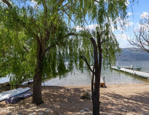 Luxury Retreat - 4 Bdrm Lakefront with Lift - Lake Country
