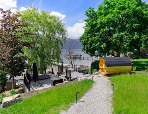 Luxury Retreat - 4 Bdrm Lakefront with Lift - Lake Country