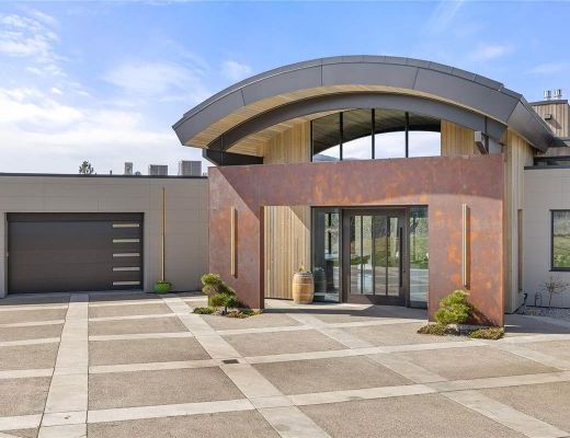 Modern Estate - 4 Brdm HT - Kelowna